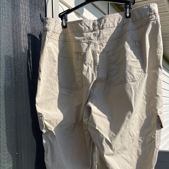 St. John's Bay Light Beige Cargo Capris - Picture 2 of 3